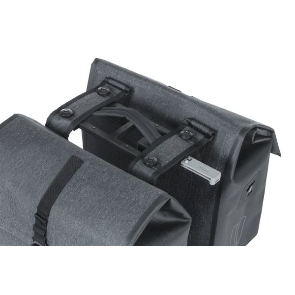 Afbeelding laden in galerijviewer, Basil dubbele fietstas urban dry mik 50 liter - charcoal