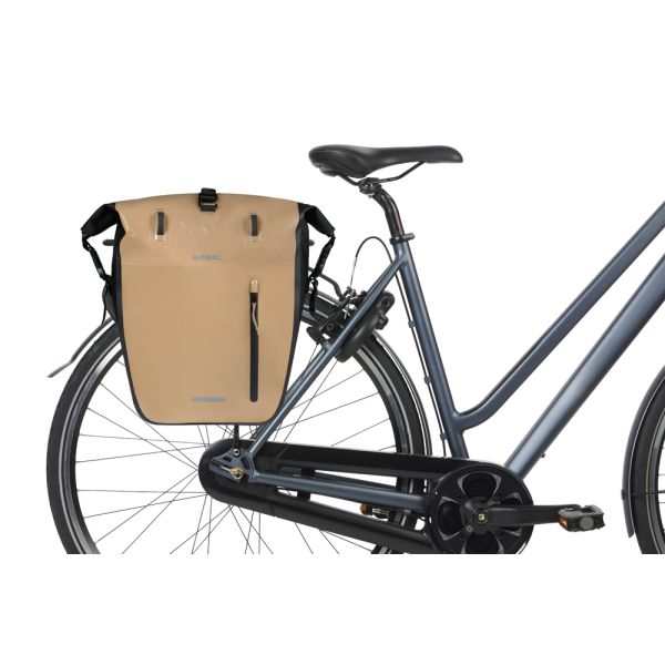 Load image into Gallery viewer, Basil enkele fietstas rivo l tarpaulin mik 25-31l 14 x 28 x 43 cm - zand zwart