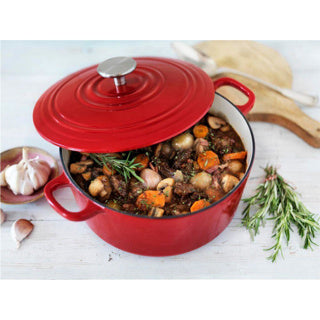 Laden Sie das Bild in Galerie -Viewer, Bk bourgogne braadpan gietijzer 28cm 6.7l - inductie braadpan - gietijzeren braadpan - ovenbestendig tot 230 graden - deksel met druipringen - wit geëmailleerde binnenkant - chili red