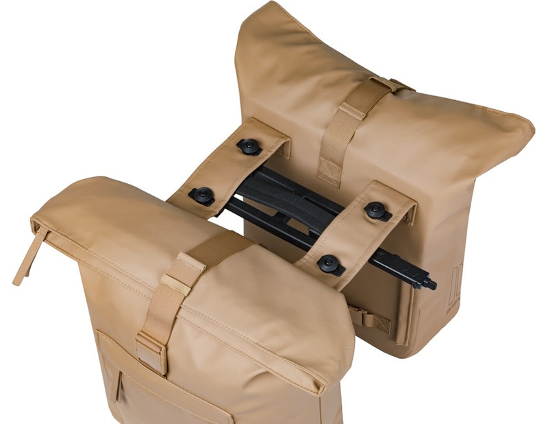 Load image into Gallery viewer, Basil dubbele fietstas brooklyn mik 41l 14 x 30 x 37 cm - zand