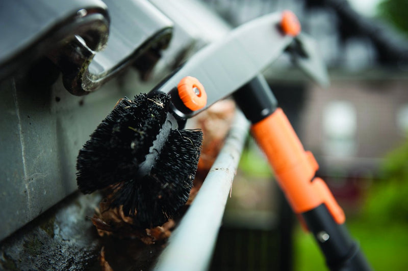 ギャラリービューアに画像をロードする, Fiskars quikfit dakgootborstel - dakgootreiniger voor telescopische steel - schraper en borstel