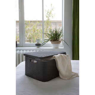 Afbeelding laden in galerijviewer, Curver style mand l met deksel rotanstyle antraciet (lxbxh 44x32x25cm)