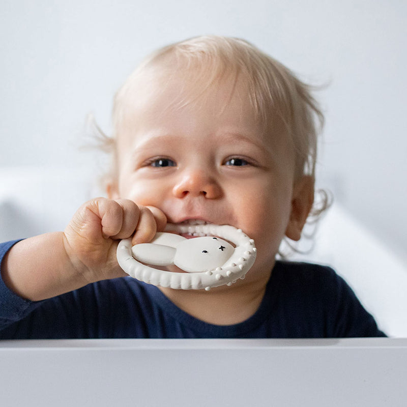 Afbeelding laden in galerijviewer, Bambolino nijntje bijtring natuurlijk rubber - kraamcadeau baby - toys