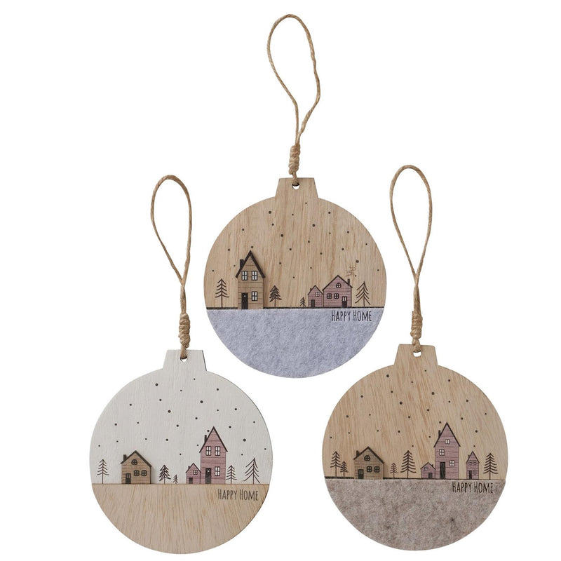 Afbeelding laden in galerijviewer, Boltze home decoratieve hanger homewood in de vorm van kerstbal met dessin van huisjes met kerstbomen- gemaakt van hout en vilt - dia 12cm
