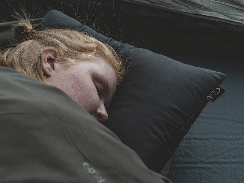 Cargue la imagen en el visor de la galería, Easy camp raven pillow
