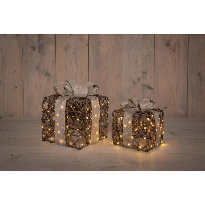 Afbeelding laden in galerijviewer, Anna's collection verlichte cadeaudoosjes set van 2 50 led classic warm 15x15x17cm 20x20x23cm werkt op 3xaa batterijen met timer