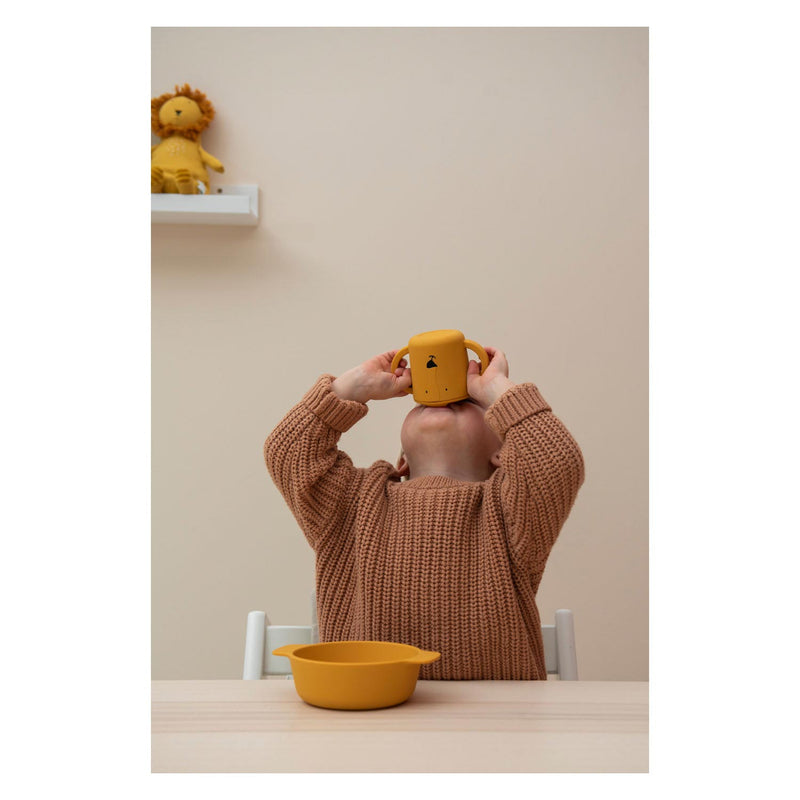 Afbeelding laden in galerijviewer, Trixie tuitbeker - mr. lion - drinkbeker voor baby - antilek beker - voor baby's vanaf 4 maanden - van siliconen - geschikt voor de vaatwasser