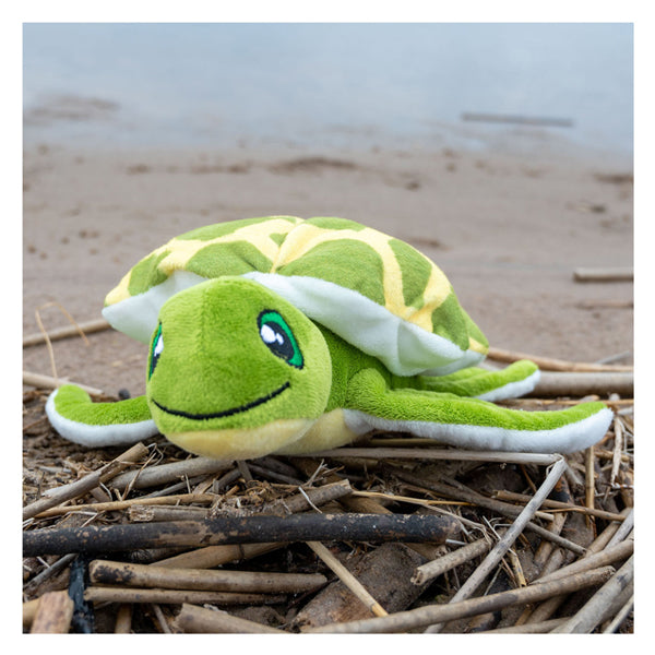 Afbeelding laden in galerijviewer, Tactic save the sea schildpad konna –duurzame knuffel 20x10x7 cm – gemaakt van 4-7 gerecyclede pet flessen – inclusief adoptiecertificaat – educatief speelgoed vanaf 0 jaar – ecologisch pluche – 100% recyclebaar – bescherm de zee – met gratis app