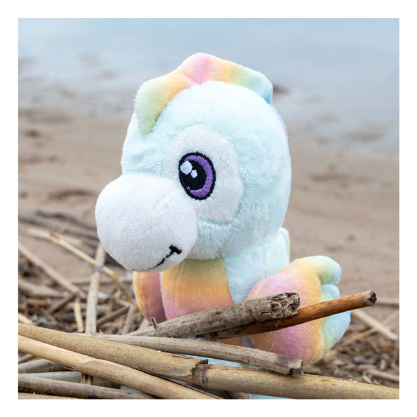 Afbeelding laden in galerijviewer, Tactic save the sea zeepaard matilda –duurzame knuffel 20x10x5 cm– gemaakt van 4-7 gerecyclede pet flessen – inclusief adoptiecertificaat – educatief speelgoed vanaf 0 jaar – ecologisch pluche – 100% recyclebaar – bescherm de zee – met gratis app
