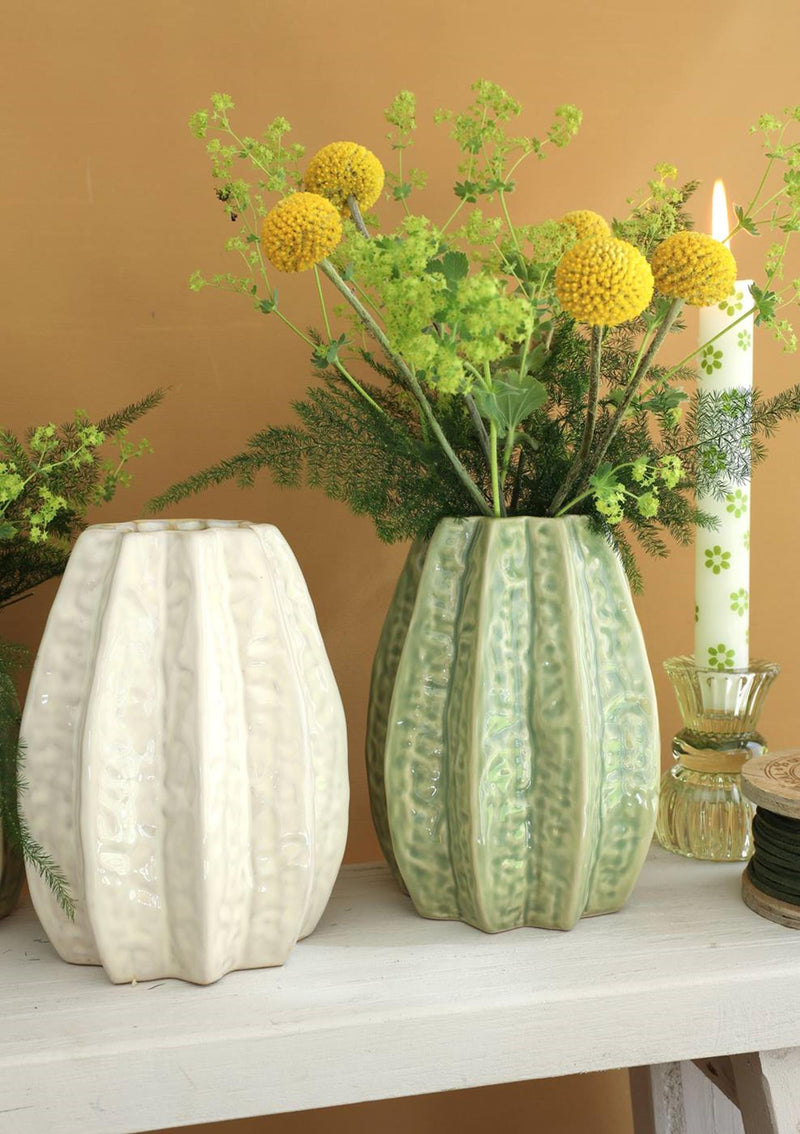 Afbeelding laden in galerijviewer, Ideas 4 seasons carambola vaas ã˜11,5 x h.15 cm 2 ass creme groen keramiek