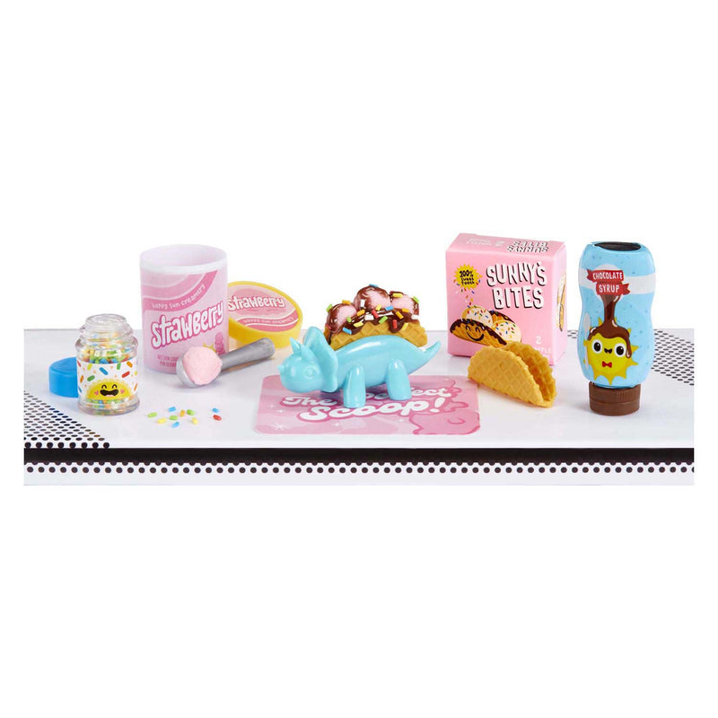 Afbeelding laden in galerijviewer, Miniverse make it mini foods: diner series 4 - knutselset - miniaturen maken - hapjes en drankjes - inclusief tafeltje