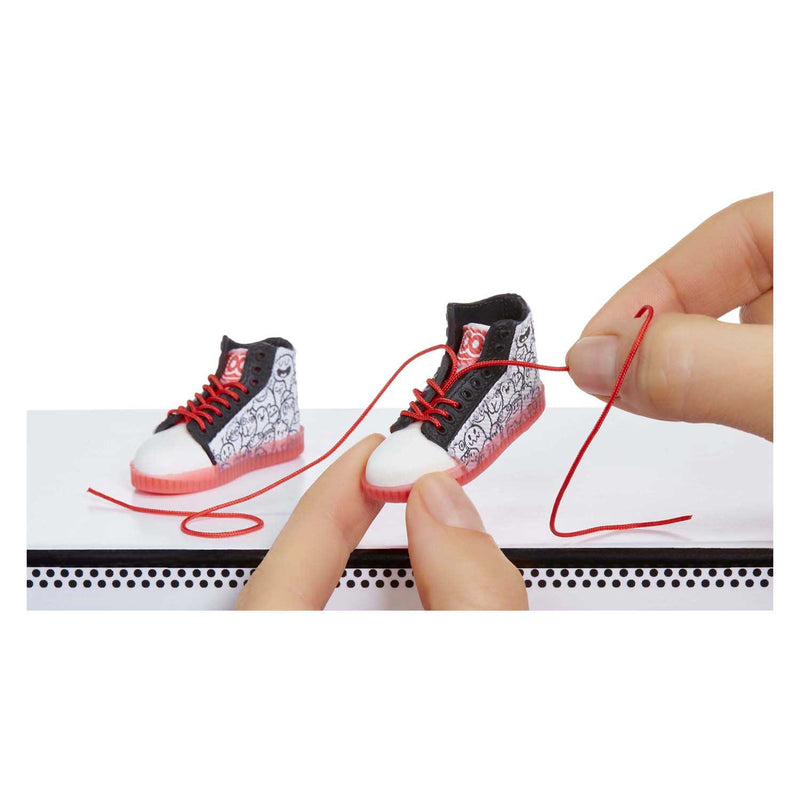 Afbeelding laden in galerijviewer, Miniverse make it mini sneakers - knutselset – ontwerp mini sneakers met accessoires