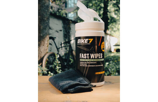 Laden Sie das Bild in Galerie -Viewer, Bike7 - fast wipes pot met 70 doekjes inclusief microvezel poetsdoek