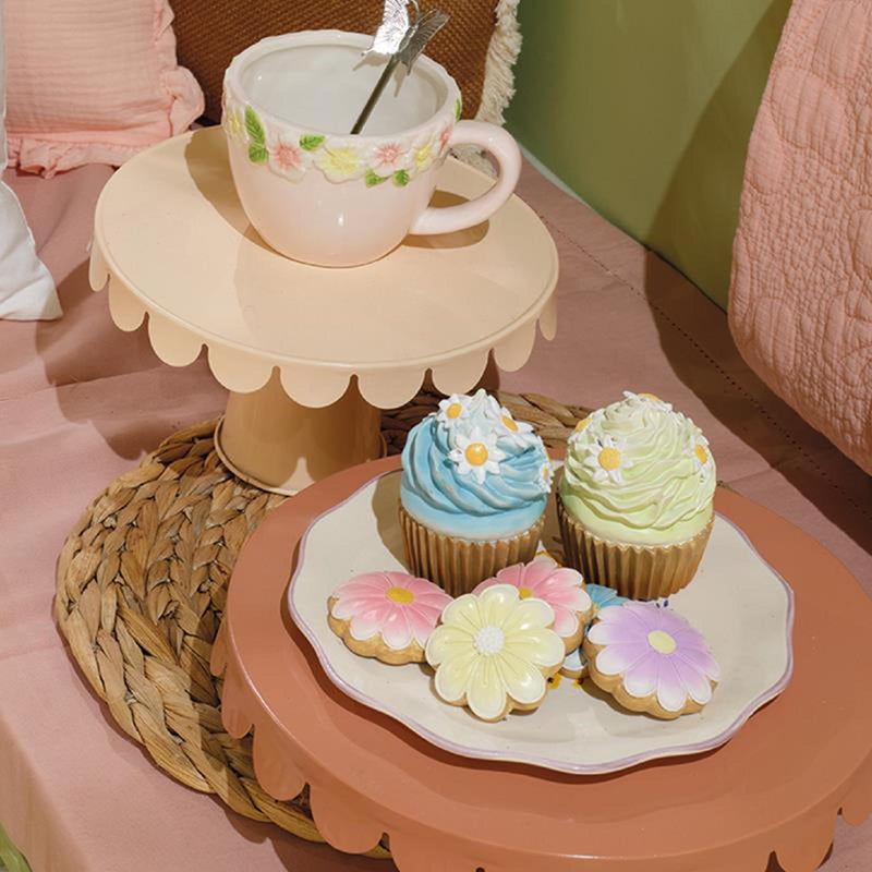 Laden Sie das Bild in Galerie -Viewer, Decoris decoratieve beeld cupcakes van polyresin 7x7x9cm 2 assorti handgemaakt
