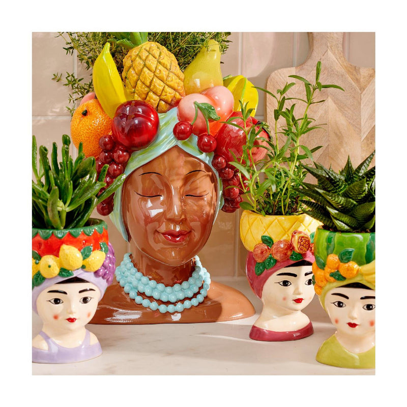 Laden Sie das Bild in Galerie -Viewer, Decoris bloempot vrouw met fruit dolomiet 8,5x8,5x13,5cm 3 assorti