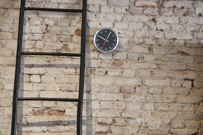 Load image into Gallery viewer, Nextime ne-3998stzw wandklok #039;station #039; oslash;19 cm, geborsteld aluminium zwart