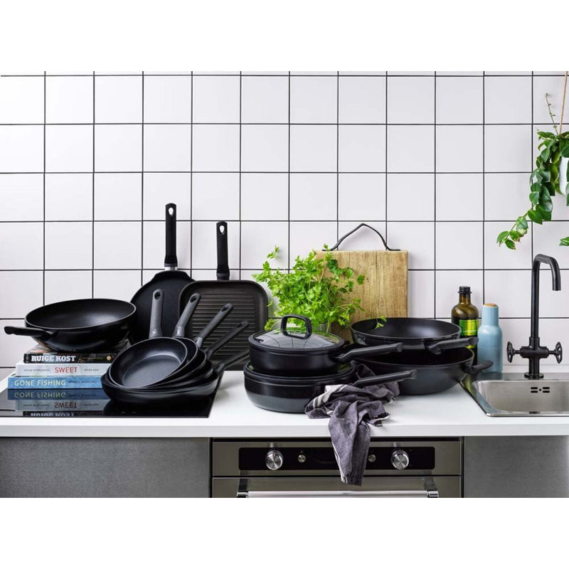 Afbeelding laden in galerijviewer, Bk easy induction koekenpan 20cm - pfas-vrije antikleeflaag - koekenpan inductie - keramische pan - ovenbestendig tot 160°c - koudgrepen - zwart