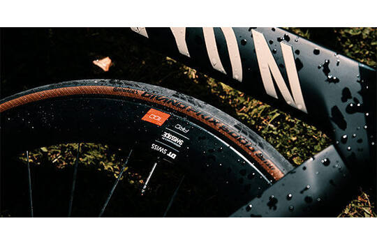 Afbeelding laden in galerijviewer, Continental Grand Prix raceband 700x25C, zwart bruin, tubeless, 25-622 ETRTO