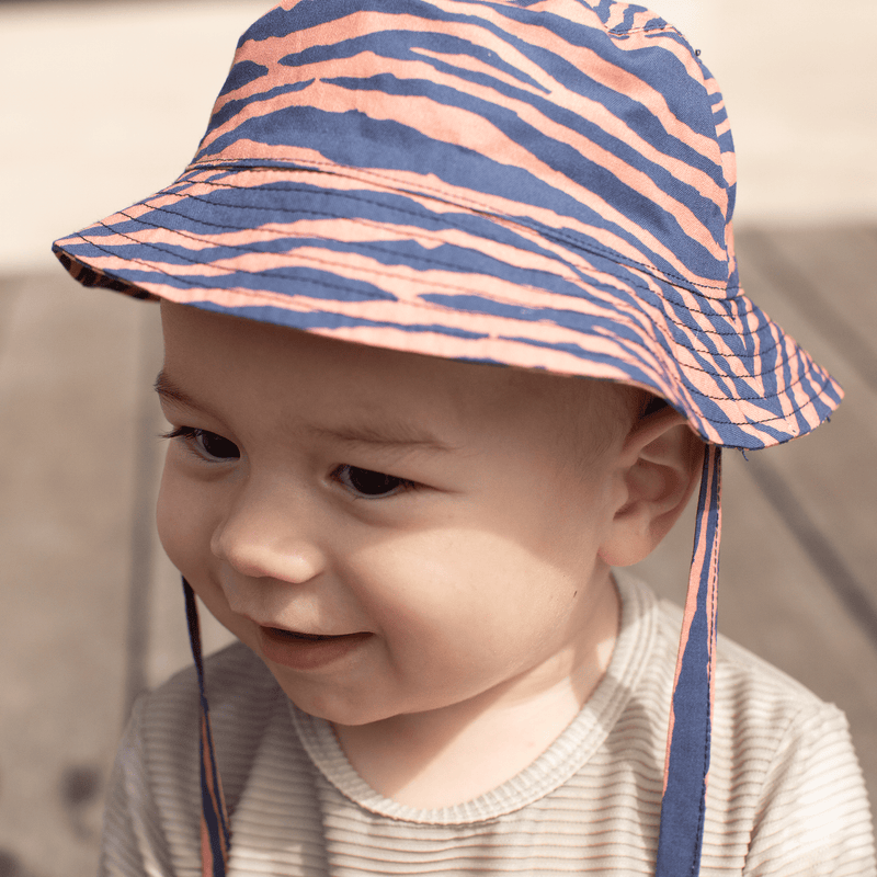 Cargue la imagen en el visor de la galería, Vibrant stripes | blauw oranje uv zonnehoed