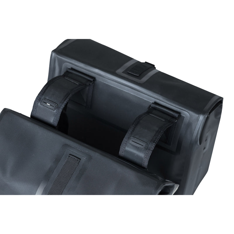 Load image into Gallery viewer, Basil Urban Dry dubbele fietstas, waterdicht, 50L, mat zwart