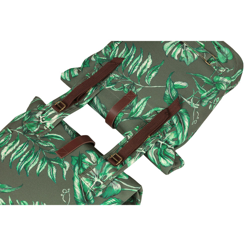 Afbeelding laden in galerijviewer, Basil Ever-Green dubbele fietstas, gerecycled PET, waterkerende vouwsluiting, vegan leather, 28-32L, thyme groen