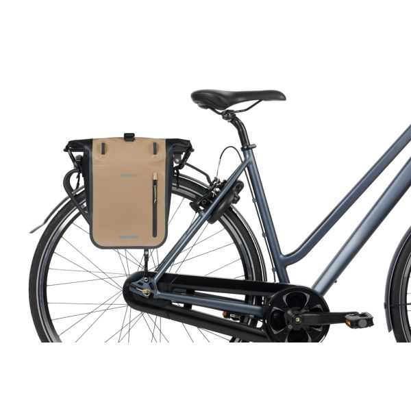 Load image into Gallery viewer, Basil enkele fietstas rivo m tarpaulin mik 12-15l 14 x 25 x 38 cm - zand zwart