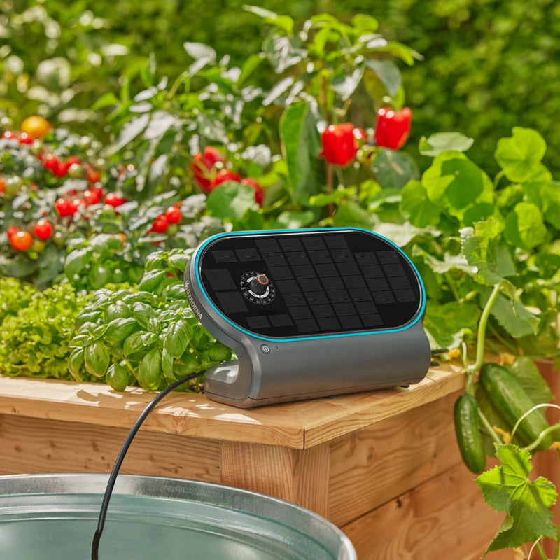 Afbeelding laden in galerijviewer, Gardena aquabloom set l voor bewatering op zonne-energie besproeiingscomputer (grijs turquoise, automatisch besproeiingssysteem, accu inbegrepen)