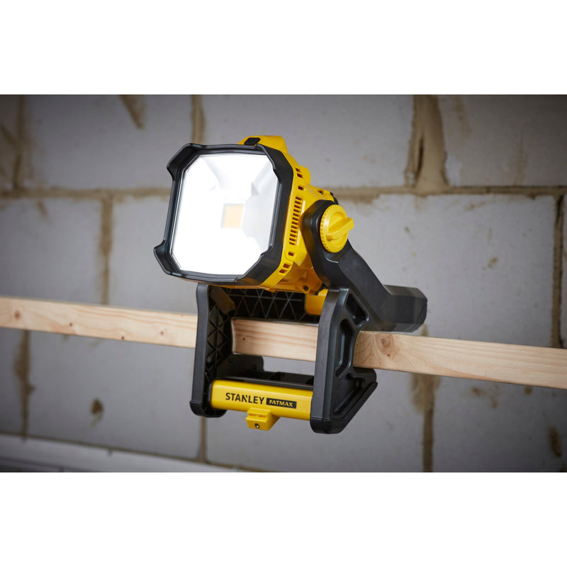 Load image into Gallery viewer, Stanley fatmax v20 18v werklamp (geel zwart, accu en oplader niet inbegrepen)