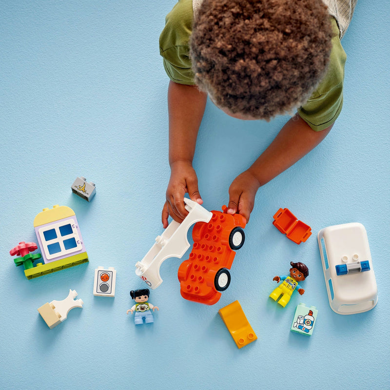 Load image into Gallery viewer, Lego duplo town 10447 ambulance met chauffeur