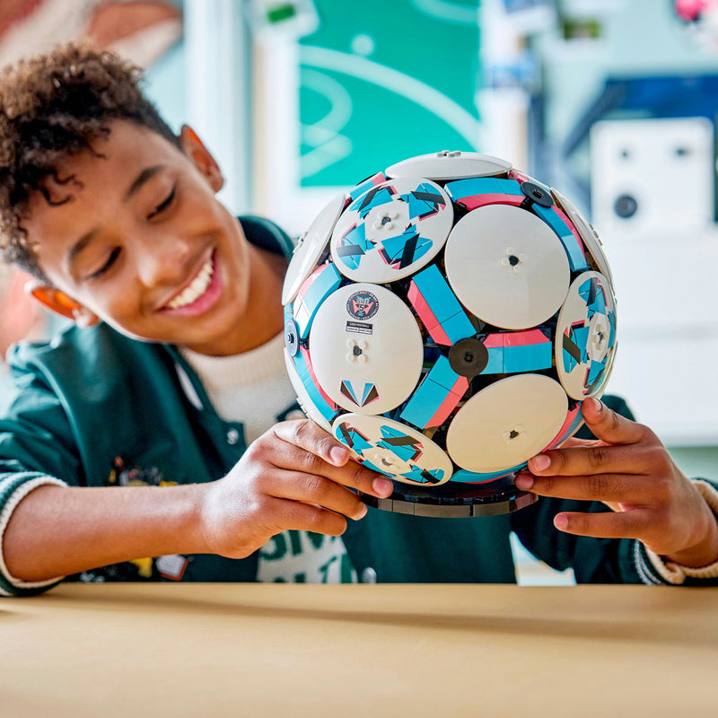 Laden Sie das Bild in Galerie -Viewer, Lego editions voetbal - 3d-display bouwpakket met mini-stadion - verjaardagscadeau voor jongens, meisjes en voetbalfans vanaf 10 jaar - 43019