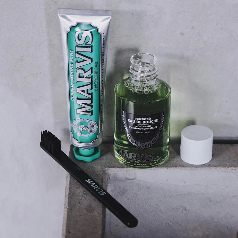 Load image into Gallery viewer, Marvis mondwater strong mint 120ml