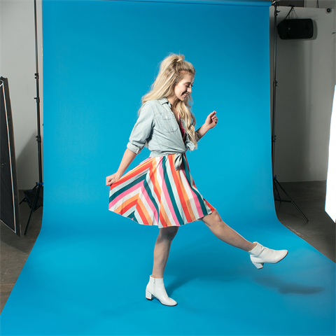 Load image into Gallery viewer, Superior achtergrondpapier 61 blue lake 1,35 x 11m