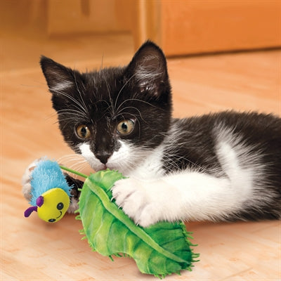 Load image into Gallery viewer, Kong Flingaroo rups met blad met catnip