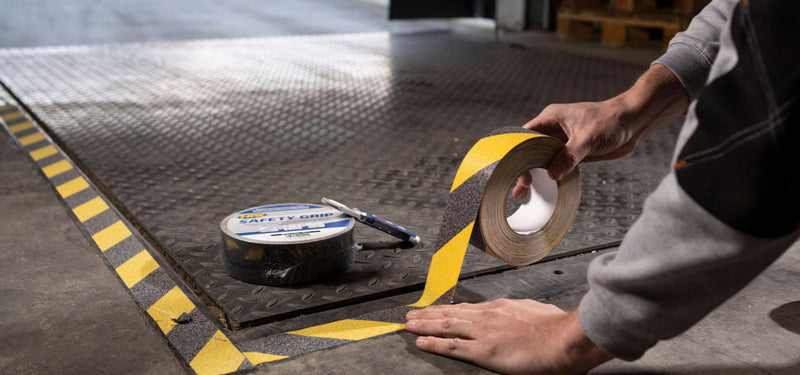 Cargue la imagen en el visor de la galería, Hpx producten anti slip tape semi transparant 25mm x 5m
