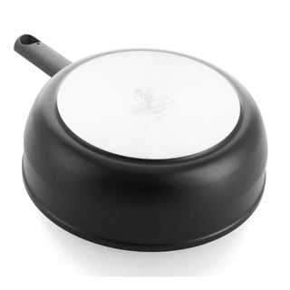 Afbeelding laden in galerijviewer, Bk easy induction hapjespan 28cm met deksel - 4.6l - pfas-vrije antikleeflaag - hapjespan inductie - keramische hapjespan - ovenbestendig tot 160°c - koudgrepen - met glazen deksel - zwart
