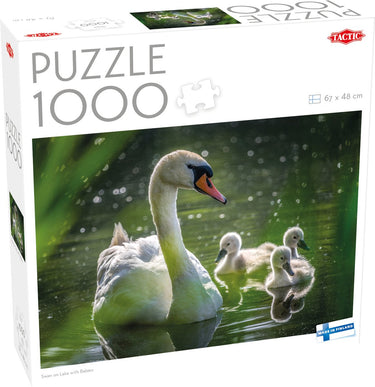 Tactic swan on lake with babies – puzzel – 1000 stukjes – zwanenfamilie in de natuur – rustgevende dierenfotografie – hoogwaardige scandinavische kwaliteit