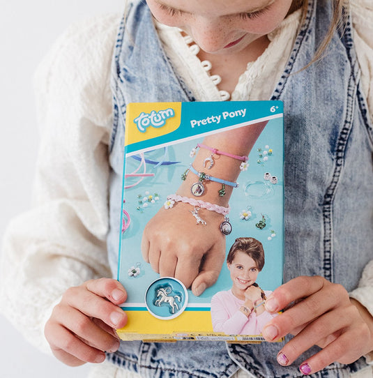 Totum pretty pony - knutselset paarden sieraden maken - bedel armbandjes maken met hoefijzer en paardenbedels - creatief speelgoed meisjes knutselset - cadeautip