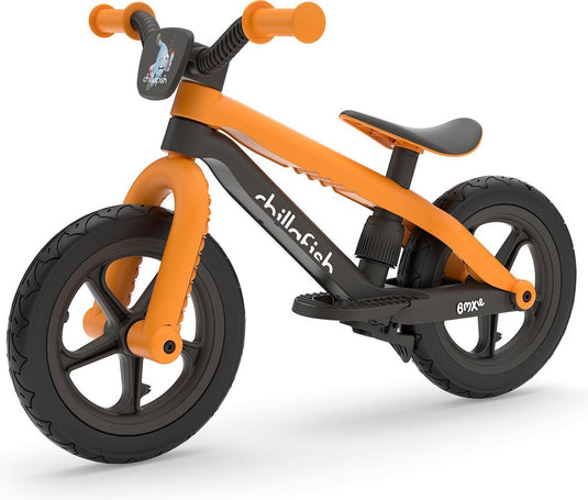 Chillafish loopfiets 2 jaar met voetsteun en voetrem - oranje - lichtgewicht loopfiets jongens en meisjes tot 5 jaar met verstelbaar zadel en 12 rubberskin banden voor extra grip binnen en buiten - model bmxie 2