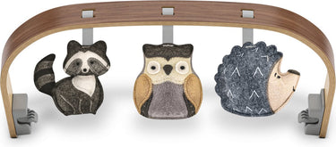 Uppababy - speelboog forest fun voor mira - wipstoel - walnoot houten beugel met kleurrijke houten vormen met textuur