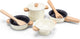 Woet ® metalen pannenset wit - 7-delige set met vergiet en houten kookgerei - speelgoed keukenset - speelgoedkeuken accessoires voor kinderen - rollenspel keukenspeelgoed - vanaf 2 jaar