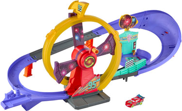 Mattel disney en pixar cars race om bliksem mcqueen te vieren met een feestelijke racebaan, speelset