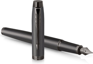 Parker im monochrome vulpen | blauwe inkt | gunmetal afwerking en details | fijne punt | geschenkverpakking