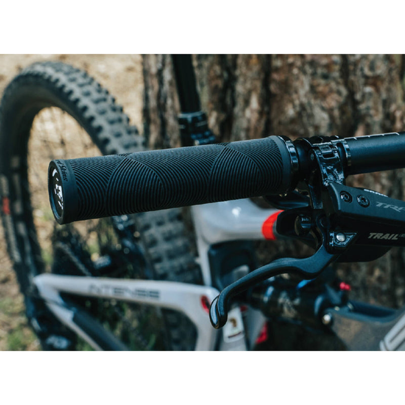 Load image into Gallery viewer, Lizard Skins Lizard skins strata single lock-on handvaten jet black
