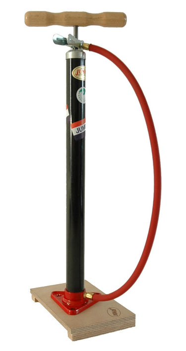 fietspomp op houten plank met Dunlop ventiel