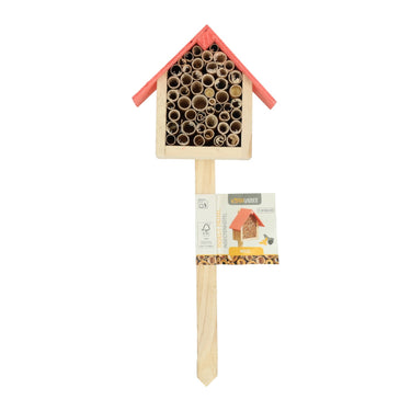 Houten insectenhotel op prikker