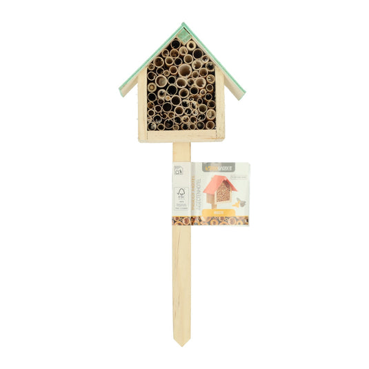 Houten insectenhotel op prikker