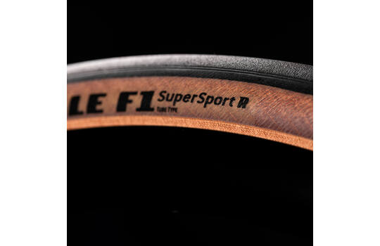 Laden Sie das Bild in Galerie -Viewer, Goodyear - eagle f1 supersport r 700x28c transparant
