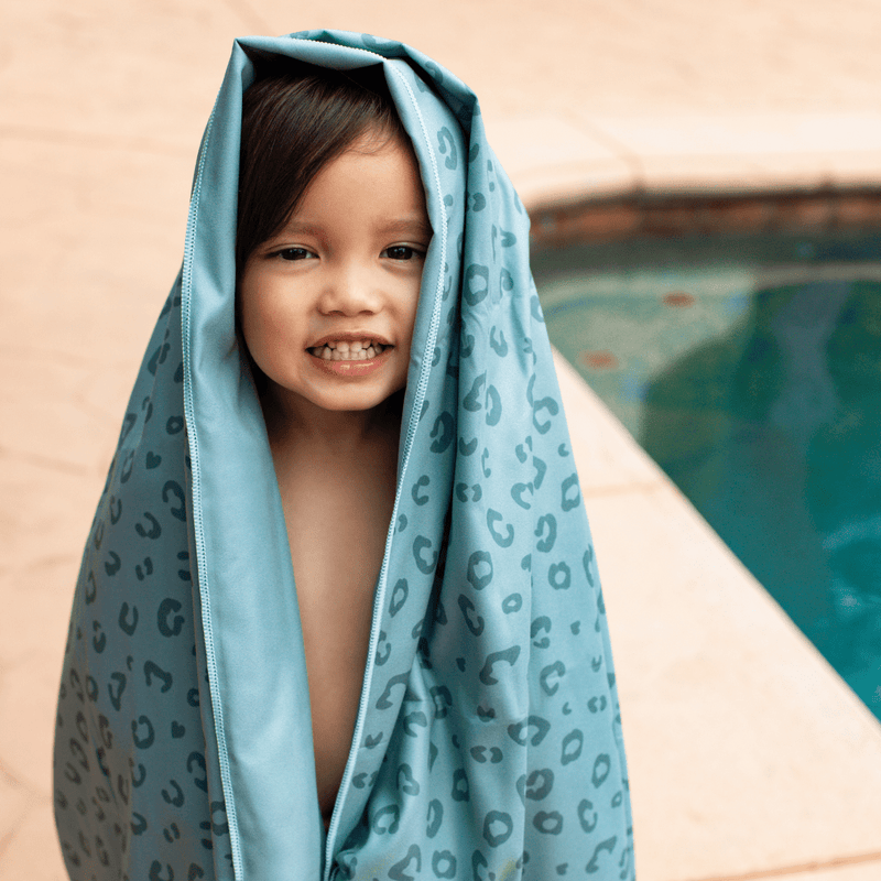 Load image into Gallery viewer, Leopard | groene microvezel handdoek 180 x 90 cm
