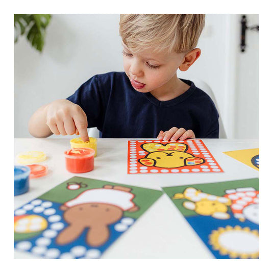 Creative craft group creatief met vingerverf nijntje