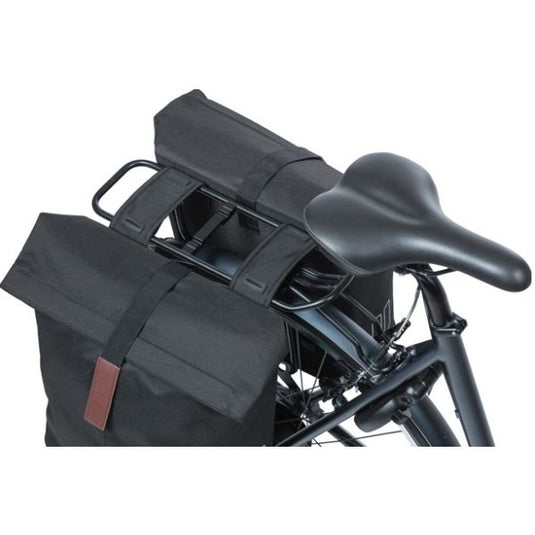 Basil City dubbele fietstas - waterafstotend polyester - zwart - Universal Bridge systeem - 28-32L